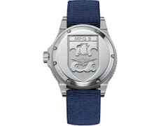 Hanhart Fly Navy Aerosphere MFG3 Automatik Edelstahl 42mm blaues Zifferblatt blaues Textilband limitiert – Herrenuhren Uhr mit Datum aus Edelstahl und Keramik. Das Gehäuse ist rund und silber. Das Textilarmband ist blau. Das Zifferblatt ist arabisch und blau. – Ansicht 3