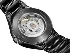Rado True Round Automatic Open Heart Keramik 40mm schwarzes Zifferblatt schwarzes Keramikband – Herrenuhren Uhr ohne Datum aus Keramik und Titan. Das Gehäuse ist rund und schwarz. Das Keramikarmband ist schwarz. Das Zifferblatt ist ein Index in schwarz. – Ansicht 4
