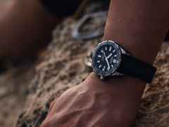 Union Glashütte Belisar  Datum Sport Pro Automatik Edelstahl 42mm schwarzes Zifferblatt schwarzes Kautschukband – Herrenuhren Uhr mit Datum aus Edelstahl. Das Gehäuse ist rund und silber. Das Kautschuk / Kunststoff / Silikon Armband ist schwarz. Das Zifferblatt ist ein Index in schwarz. – Ansicht 2