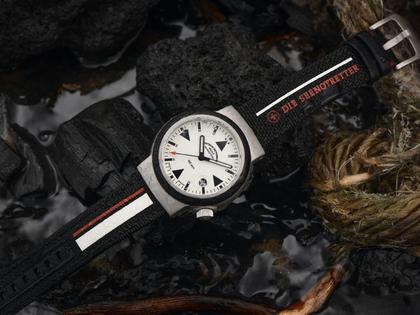 Mühle Glashütte S.A.R. Rescue-Timer LUMEN Automatik 42mm beiges Zifferblatt schwarzes Canvasband – Herrenuhren Uhr mit Datum aus Edelstahl und Kautschuk. Das Gehäuse ist rund und silber. Das Textilarmband ist schwarz. Das Zifferblatt ist ein Index in beige. – Ansicht 3