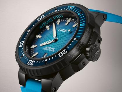 Oris Aquis Pro 1000M Automatik Titan Schwarz-PVD 49,5mm blaues Wellen-Zifferblatt blaues Kautschukband – Herrenuhren Uhr mit Datum aus Edelstahl, Kautschuk, PVD beschichtet und Titan. Das Gehäuse ist rund und schwarz. Das Kautschuk / Kunststoff / Silikon Armband ist blau. Das Zifferblatt ist ein Index in blau. – Ansicht 3