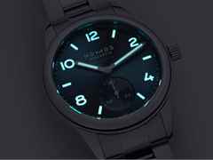 Nomos Glashütte Club Sport neomatik 37 Polar Automatik Edelstahl blaues Zifferblatt Metallband Glasboden – Herrenuhren Uhr ohne Datum aus Edelstahl. Das Gehäuse ist rund und silber. Das Edelstahlarmband ist silber. Das Zifferblatt ist arabisch Index und blau. – Ansicht 5