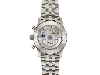 Sinn Spezialuhren 903 Ti II Jubiläum Navigationschronograph Automatik Titan 41mm blaues Zifferblatt braunes Lederband und Titanband limitiert – Herrenuhren Chronograph aus Titan. Das Gehäuse ist rund und grau. Das Lederarmband ist braun. Das Zifferblatt ist arabisch Index und blau. – Ansicht 3