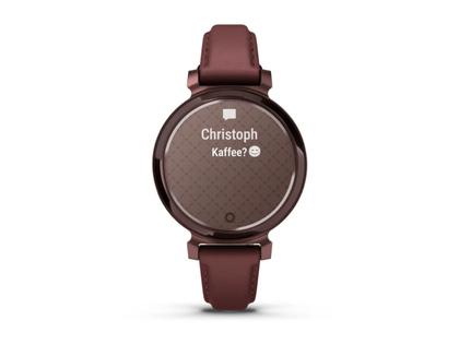 Garmin Lily 2 Smartwatch Aluminium eloxiert 35mm dunkelbronzefarbenes Display bordeauxfarbenes Lederband – Damenuhren Uhr Multifunktion aus eloxiertes Aluminium, Kunststoff und Leder. Das Gehäuse ist rund und rot. Das Lederarmband ist rot. Das Zifferblatt ist digital und rot. – Ansicht 3