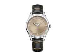 Omega Constellation Observatory Automatik Platin 39mm goldenes Zifferblatt schwarzes Lederband – Herrenuhren Uhr ohne Datum aus 750 Weißgold, 950 Platin, Leder und PVD beschichtet. Das Gehäuse ist rund und silber. Das Lederarmband Kroko / Alligator ist schwarz. Das Zifferblatt ist ein Index in gelbgold.
