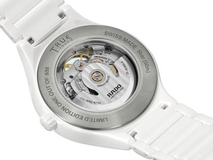 Rado True Round Automatic Open Heart Limited Edition Keramik 40mm weißes Zifferblatt weißes Keramikband – Herrenuhren Uhr ohne Datum aus Keramik und Titan. Das Gehäuse ist rund und weiß. Das Keramikarmband ist weiß. Das Zifferblatt ist ein Index in weiß. – Ansicht 4