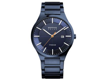 Herrenuhren Uhr mit Datum aus Titan. Das Gehäuse ist rund und blau. Das Titanarmband ist blau. Das Zifferblatt ist ein Index in blau.