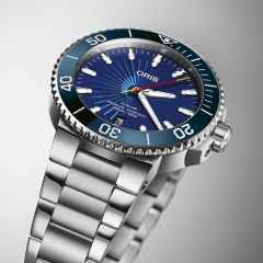 Oris Aquis Date Sun Wukong Limited Edition Automatik Edelstahl 41,5mm blaues Zifferblatt Metallband – Herrenuhren Uhr mit Datum aus Edelstahl und Keramik. Das Gehäuse ist rund und silber. Das Edelstahlarmband ist silber. Das Zifferblatt ist ein Index in blau. – Ansicht 2