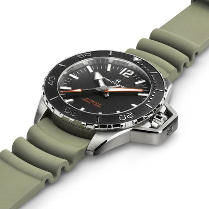 Hamilton Khaki Navy Frogman Automatic Edelstahl 46mm schwarzes Zifferblatt grünes Kautschukband – Herrenuhren Uhr ohne Datum aus Edelstahl und Kautschuk. Das Gehäuse ist rund und silber. Das Kautschuk / Kunststoff / Silikon Armband ist grün. Das Zifferblatt ist arabisch Index und schwarz. – Ansicht 3
