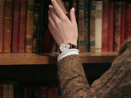 Frederique Constant Classics Elegance Luna Automatik Edelstahl 36mm weißes Zifferblatt braunes Lederband – Damenuhren Uhr ohne Datum aus Edelstahl, Leder und PVD beschichtet. Das Gehäuse ist rund und silber. Das Lederarmband ist braun. Das Zifferblatt ist arabisch und weiß. – Ansicht 6