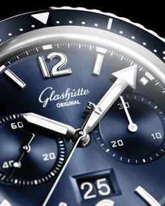 Glashütte Original SeaQ Chronograph Automatik Edelstahl 43mm blaues Zifferblatt Metallband – Herrenuhren Chronograph aus Edelstahl und Keramik. Das Gehäuse ist rund und silber. Das Edelstahlarmband ist silber. Das Zifferblatt ist arabisch Index und blau. – Ansicht 2