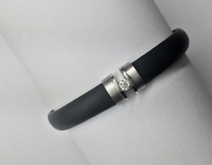 Micha Bunz Armreif Kautschuk mit Platin und Brillant – Armschmuck Armreif aus 950 Platin.