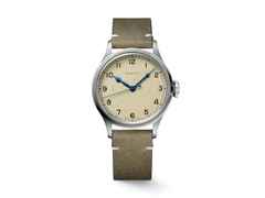 Longines Heritage Military Automatik Edelstahl 38,5mm silbernes Zifferblatt braunes Lederband – Herrenuhren Uhr ohne Datum aus Edelstahl. Das Gehäuse ist rund und silber. Das Lederarmband ist grün. Das Zifferblatt ist arabisch Index und silber.