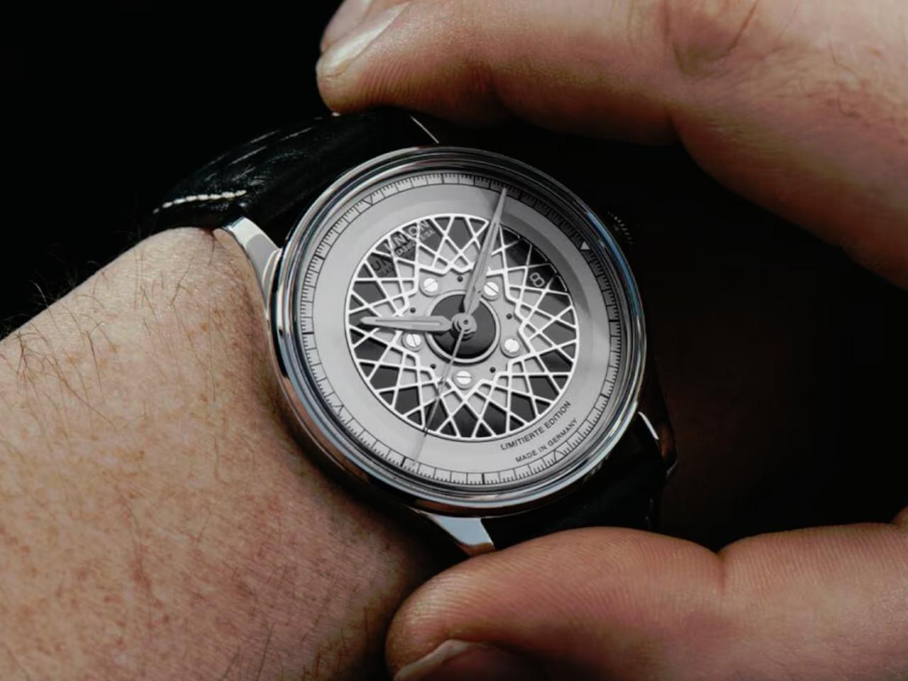 Union Glashütte Noramis Datum Deutschland Klassik 2024 Limitierte Edition Automatik Edelstahl 40mm Felgendesign Zifferblatt schwarzes Lederband – Herrenuhren Uhr mit Datum aus Edelstahl und Leder. Das Gehäuse ist rund und silber. Das Lederarmband ist schwarz. Das Zifferblatt ist ohne Zeichen und schwarz. – Ansicht 4