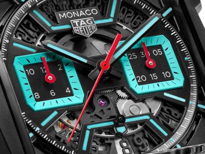 TAG Heuer Monaco Chronograph Automatik Titan 39mm skelettiertes Zifferblatt schwarzes Kautschuk-Lederband – Herrenuhren Chronograph aus DLC beschichtet und Titan. Das Gehäuse ist quadratisch und schwarz. Das Kautschuk / Kunststoff / Silikon Armband ist schwarz. Das Zifferblatt ist ein Index in schwarz. – Ansicht 2