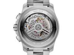 Breitling Super Avenger B01 Chronograph 46 Automatik Titan schwarzes Zifferblatt Metallband – Herrenuhren Chronograph aus Titan. Das Gehäuse ist rund und grau. Das Titanarmband ist grau. Das Zifferblatt ist ein Index in schwarz. – Ansicht 2