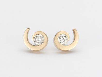 Angela Hübel Sternschnüppchen Ohrstecker mit Brillant Roségold – Ohrschmuck Ohrstecker aus 750 Rotgold.