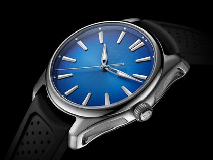 H. Moser & Cie. Pioneer Centre Seconds Arctic Blue Fumé Automatik Edelstahl 40mm blaues Zifferblatt schwarzes Kautschukband – Herrenuhren Uhr ohne Datum aus Edelstahl. Das Gehäuse ist rund und silber. Das Kautschuk / Kunststoff / Silikon Armband ist schwarz. Das Zifferblatt ist ein Index in blau. – Ansicht 2