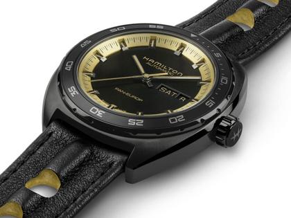 Hamilton American Classic Pan Europ Day Date Automatik Edelstahl schwarz beschichtet schwarz Lederband schwarz – Herrenuhren Uhr mit Datum aus Edelstahl und Leder. Das Gehäuse ist rund und schwarz. Das Lederarmband ist schwarz. Das Zifferblatt ist ein Index in schwarz. – Ansicht 3