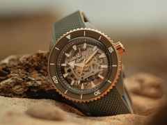 Rado Captain Cook High-Tech Ceramic Skeleton Automatik Keramik 43mm graues Zifferblatt olivgrünes Kautschukband – Herrenuhren Uhr ohne Datum aus Edelstahl, Kautschuk, Keramik, PVD beschichtet und Titan. Das Gehäuse ist rund und grau. Das Kautschuk / Kunststoff / Silikon Armband ist grau. Das Zifferblatt ist ein Index in grau. – Ansicht 8