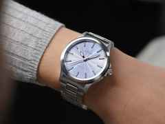 Sinn Spezialuhren 556 Eisblau Automatik Edelstahl 38,5mm blaues Zifferblatt graues Textilband limitiert – Damenuhren Uhr ohne Datum aus Edelstahl. Das Gehäuse ist rund und silber. Das Textilarmband ist grau. Das Zifferblatt ist ein Index in blau. – Ansicht 5