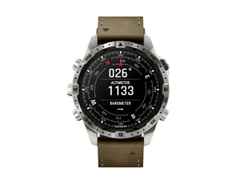 Garmin MARQ Adventurer Gen 2 Damascus Steel Edition digital Damaszenerstahl 46mm braunes Lederband – Herrenuhren Uhr Multifunktion aus Damaststahl. Das Gehäuse ist rund und silber. Das Lederarmband ist braun. Der Zifferblatt ist digital.