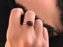 Nanis Dancing in the Rain Tourmalines Ring Gelbgold roter Turmalin groß – Ringe Ring mit Besatz aus 750 Gelbgold. – Ansicht 2