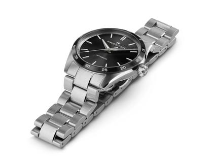 Hamilton Jazzmaster Performer Auto Edelstahl 38mm schwarzes Zifferblatt Metallband – Herrenuhren Uhr ohne Datum aus Edelstahl und Leder. Das Gehäuse ist rund und silber. Das Edelstahlarmband ist silber. Das Zifferblatt ist ein Index in schwarz. – Ansicht 2