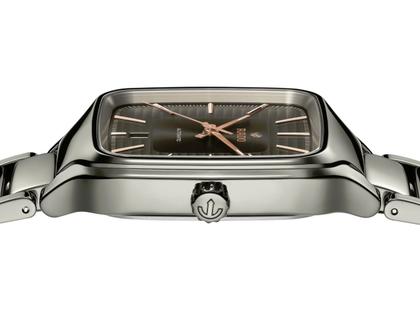 Rado True Square Automatic Keramik grau 38mm Keramikband grau – Damenuhren Uhr mit Datum aus Keramik und Titan. Das Gehäuse ist quadratisch und grau. Das Keramikarmband ist grau. Das Zifferblatt ist ein Index in grau. – Ansicht 3