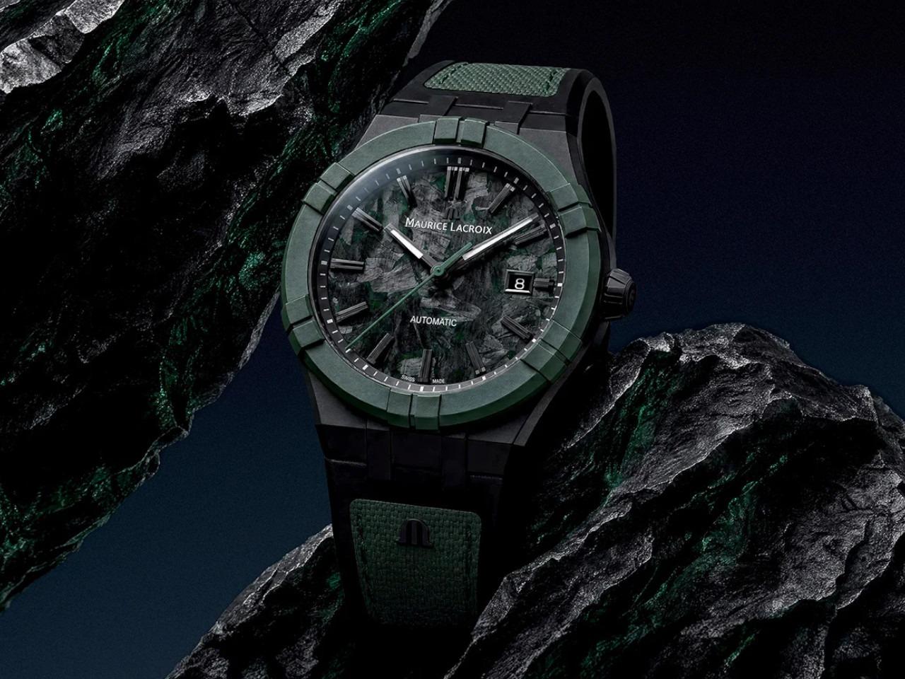 Maurice Lacroix AIKON-IC Frozen Carbon Automatik Titan Schwarz-DLC 43mm Carbon-Zifferblatt schwarzes Kautschukband limitiert – Herrenuhren Uhr mit Datum aus Carbon, DLC beschichtet, Edelstahl, Kautschuk, Keramik, Leder und Titan. Das Gehäuse ist rund und schwarz. Das Kautschuk / Kunststoff / Silikon Armband ist schwarz. Das Zifferblatt ist ein Index in schwarz. – Ansicht 2