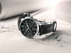 Glashütte Original Senator Chronograph Panoramadatum Automatik Edelstahl 42mm schwarzes Zifferblatt schwarzes Lederband – Herrenuhren Chronograph aus Edelstahl. Das Gehäuse ist rund und silber. Das Lederarmband ist schwarz. Das Zifferblatt ist römisch Index und schwarz. – Ansicht 2