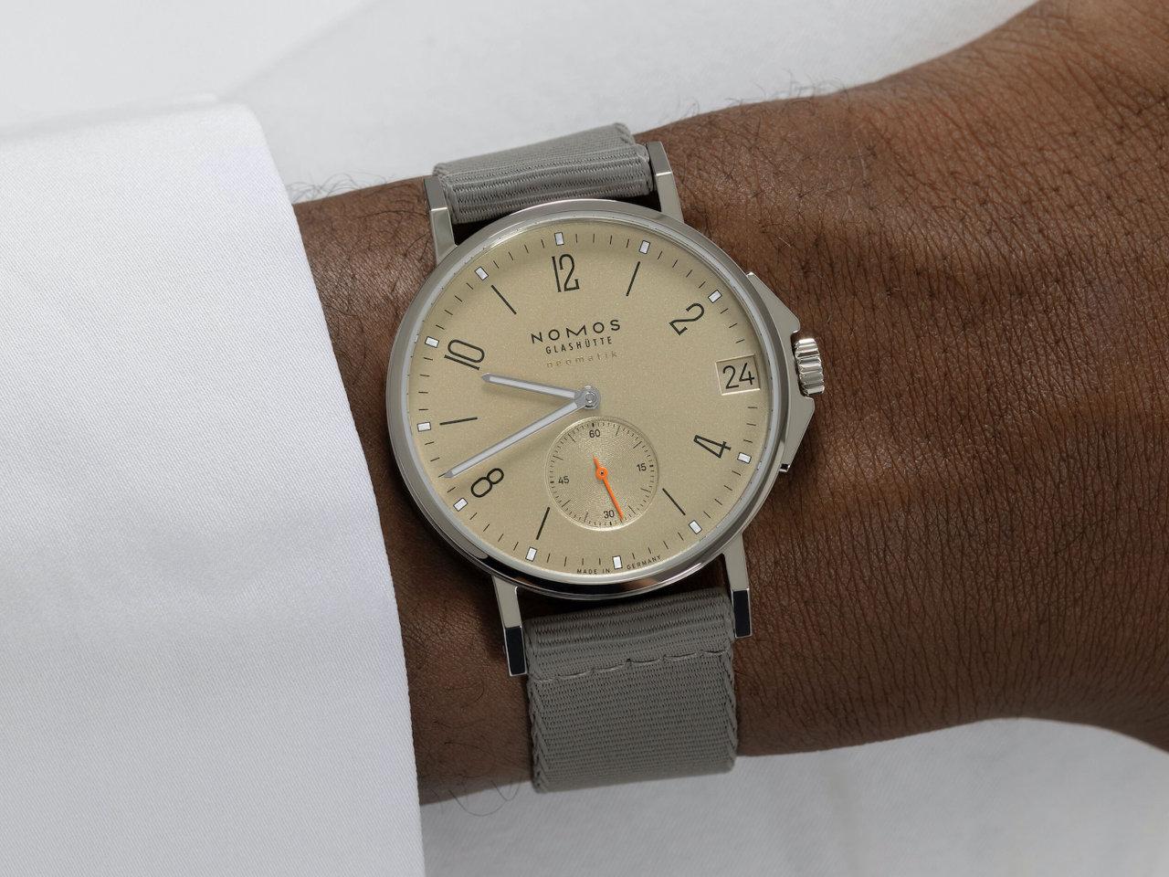 Nomos Glashütte Ahoi neomatik 38 Datum Sand Automatik Edelstahl sandfarbenes Zifferblatt dunkelgraues Textilband Glasboden – Herrenuhren Uhr mit Datum aus Edelstahl. Das Gehäuse ist rund und silber. Das Textilarmband ist grau. Das Zifferblatt ist arabisch Index und beige. – Ansicht 4