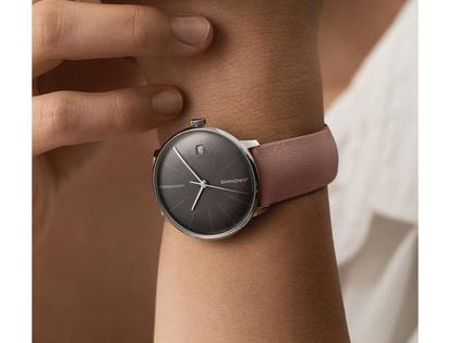 Junghans Meister fein Kleine Automatic Edelstahl 35mm graues Zifferblatt rosa Lederband – Damenuhren Uhr mit Datum aus Edelstahl und PVD beschichtet. Das Gehäuse ist rund und silber. Das Lederarmband ist rosa. Das Zifferblatt ist ein Index in grau. – Ansicht 2