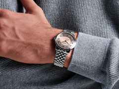 Frederique Constant Classics Premiere Automatik Edelstahl 38,5mm beiges Zifferblatt Metallband – Herrenuhren Uhr ohne Datum aus Edelstahl. Das Gehäuse ist rund und silber. Das Edelstahlarmband ist silber. Das Zifferblatt ist arabisch und beige. – Ansicht 6
