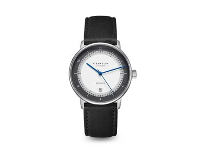 Sternglas Naos Automatik Edition 60 Edelstahl 38mm graues Zifferblatt schwarzes Lederband – Herrenuhren Uhr mit Datum aus Edelstahl. Das Gehäuse ist rund und silber. Das Lederarmband ist schwarz. Das Zifferblatt ist arabisch Index und grau.