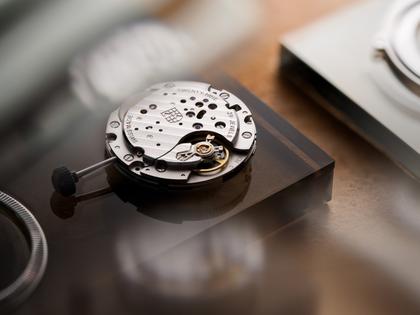 Frederique Constant Classics Moneta Handaufzug Edelstahl 38,5mm braunes Zifferblatt schwarzes Lederband limitiert – Herrenuhren Uhr ohne Datum aus Edelstahl und Leder. Das Gehäuse ist rund und silber. Das Lederarmband ist schwarz. Das Zifferblatt ist ein Index in braun. – Ansicht 13