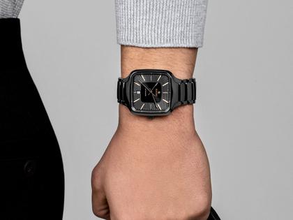 Rado True Square Automatic Keramik grau 38mm Keramikband grau – Damenuhren Uhr mit Datum aus Keramik und Titan. Das Gehäuse ist quadratisch und grau. Das Keramikarmband ist grau. Das Zifferblatt ist ein Index in grau. – Ansicht 5