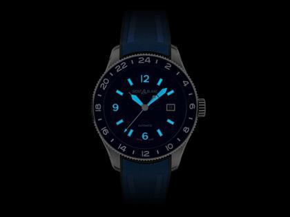 Montblanc 1858 GMT blau Kautschukband – Herrenuhren Uhr mit Datum aus Edelstahl und Keramik. Das Gehäuse ist rund und silber. Das Kautschuk / Kunststoff / Silikon Armband ist blau. Das Zifferblatt ist arabisch Index und blau. – Ansicht 5