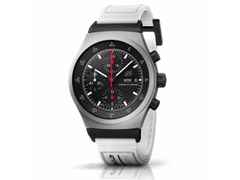 Porsche Design Chronograph 1 - 1972 Limited Edition GP 2023 – Herrenuhren Chronograph aus Titan. Das Gehäuse ist rund und silber. Das Textilarmband ist weiß. Das Zifferblatt ist ein Index in schwarz. – Ansicht 2