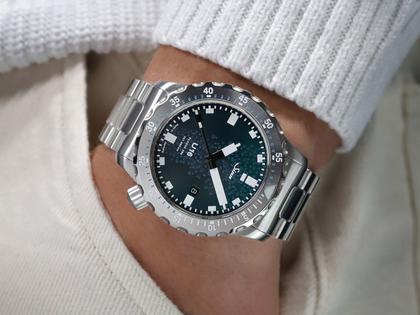 Sinn Spezialuhren U16 Taucheruhr Limited Edition Automatik Edelstahl 44mm blau-grünes Zifferblatt Metallband – Herrenuhren Uhr mit Datum aus Edelstahl. Das Gehäuse ist rund und grau. Das Edelstahlarmband ist grau. Das Zifferblatt ist ein Index in blau. – Ansicht 7