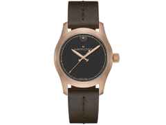 Hamilton Khaki Field The Odyssey Limited Edition Automatik Bronze 42mm schwarzes Zifferblatt braunes Lederband – Herrenuhren Uhr ohne Datum aus Bronze, Leder und Titan. Das Gehäuse ist rund und bronze. Das Lederarmband ist braun. Das Zifferblatt ist ohne Zeichen und schwarz.