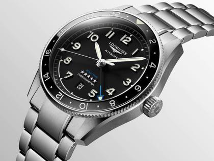 Longines Spirit Zulu Time Automatik Edelstahl 42mm mattschwarzes Zifferblatt Metallband – Herrenuhren Uhr mit Datum aus Edelstahl und Keramik. Das Gehäuse ist rund und silber. Das Edelstahlarmband ist silber. Das Zifferblatt ist arabisch und schwarz. – Ansicht 3