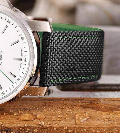 Mühle Glashütte 29er Big Edition Sachsen Automatik Edelstahl 42,4mm weißes Zifferblatt schwarzes Canvasband – Herrenuhren Uhr mit Datum aus Edelstahl und Leder. Das Gehäuse ist rund und silber. Das Textilarmband ist schwarz. Das Zifferblatt ist ein Index in weiß. – Ansicht 4
