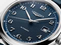 Longines Master Collection Automatik Edelstahl 41mm blaues Zifferblatt blaues Lederband – Herrenuhren Uhr mit Datum aus Edelstahl und Leder. Das Gehäuse ist rund und silber. Das Lederarmband ist blau. Das Zifferblatt ist arabisch und blau. – Ansicht 2