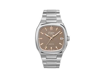 Glashütte Original Seventies Vintage Kollektion Tweed Amp Automatik Edelstahl 39x39mm beiges Zifferblatt Metallband – Herrenuhren Uhr mit Datum aus 750 Rotgold und Edelstahl. Das Gehäuse ist quadratisch und silber. Das Edelstahlarmband ist silber. Das Zifferblatt ist ein Index in beige.