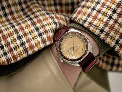 Hamilton American Classic Pan Europ Day Date Automatik Edelstahl 42 mm beiges Zifferblatt beiges Lederband – Herrenuhren Uhr mit Datum aus Edelstahl und Leder. Das Gehäuse ist rund und silber. Das Lederarmband ist beige. Das Zifferblatt ist ein Index in beige. – Ansicht 7