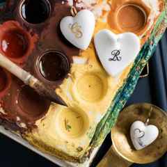 Meissen Anhänger Geschwungenes Herz mit Monogramm 2 Buchstaben in Gold – Anhänger Anhänger ohne Besatz aus Porzellan. – Ansicht 4