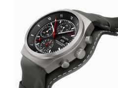 Porsche Design Chronograph 1 - Utility Hodinkee 2026 Limited Edition Automatik Titan 41mm schwarzes Zifferblatt Titanband und Lederband – Herrenuhren Chronograph aus Leder, Titan und Titancarbid beschichtet. Das Gehäuse ist rund und grau. Das Titanarmband ist grau. Das Zifferblatt ist ein Index in schwarz. – Ansicht 3