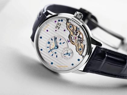 Glashütte Original PanoMaticInverse Automatik Edelstahl 42mm silbernes Zifferblatt schwarzes Lederband – Herrenuhren Uhr mit Datum aus Edelstahl. Das Gehäuse ist rund und silber. Das Lederarmband Kroko / Alligator ist blau. Das Zifferblatt ist ein Index in silber. – Ansicht 2