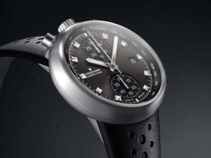 Junghans 1972 Competition Automatik Edelstahl 45x41mm schwarzes Zifferblatt schwarzes Lederband – Herrenuhren Chronograph aus Edelstahl. Das Gehäuse ist rund und silber. Das Lederarmband ist schwarz. Das Zifferblatt ist ein Index in schwarz. – Ansicht 2